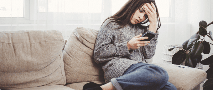 frustrated-young-woman-mobile-phone