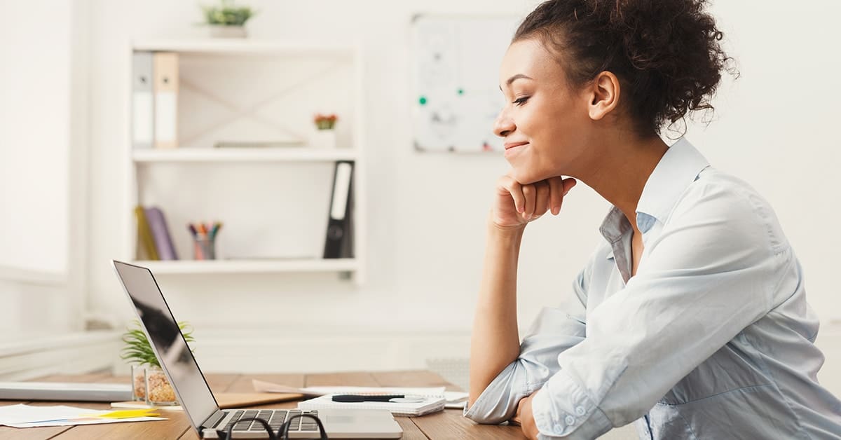 young-business-woman-laptop