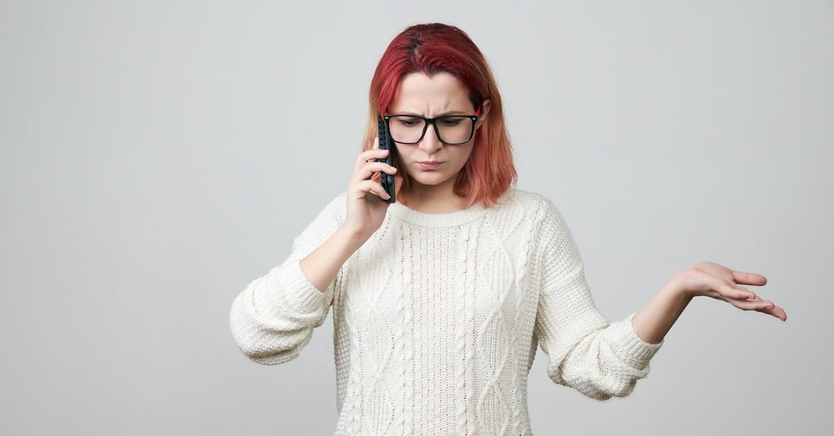 frustrated-young-woman-smartphone-gesturing-confusion