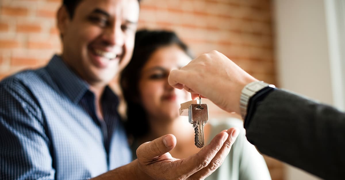 couple-taking-keys-from-realtor-new-home